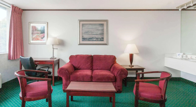 Schenectady Inn & Suites, Rezerwuj Hotel Hotele w Schenectady z parkingiem, Parking