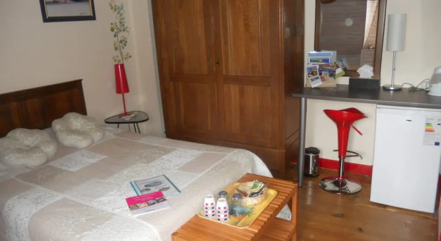 Le Puits des Lucques Chambres d'Hotes, Rezerwuj Hotel Hotele w White Perigord z basenem, Basen