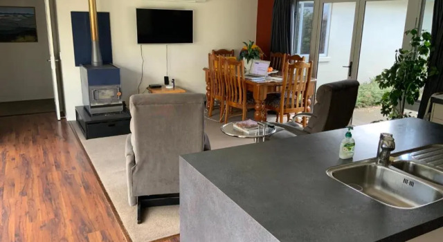 Коттедж Large stand alone home with two living areas.