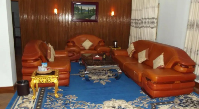 Famous Parami Hotel, Book Hotel Hoteller i Naypyidaw Union Territory med pool, Swimmingpool