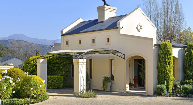 Petit Plaisir is a Romantic Self-catering Cottage on the Side of the Village no1, Забронировать Дом для отпуска СПА-отели Франсхук, рядом с Huguenot Memorial Museum, SPA-услуги