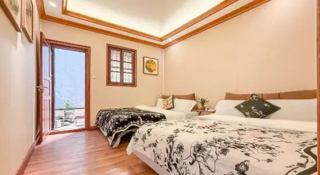 Кровать в общем номере Four Points Golden Homestay (Chaozhou Ancient City Paifang Street)