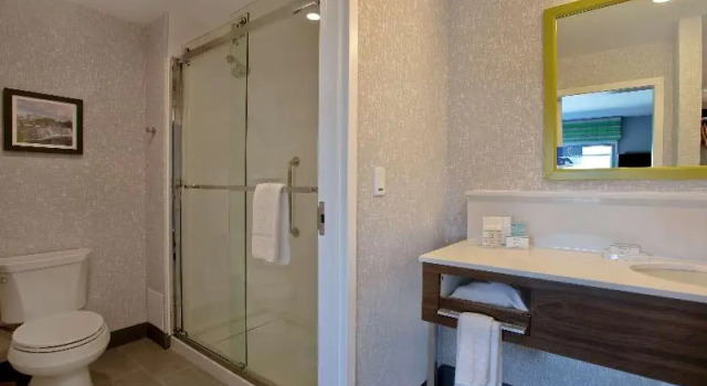 Четырёхместная студия Hampton Inn & Suites Ottawa West