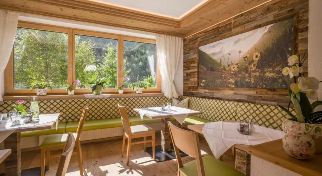 Pension Zillertal, Rezerwuj Hotel Hotele w Tyrol z parkingiem, Parking