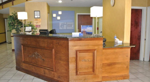 Holiday Inn Express Hotel & Suites Dahlgren, Boek Hotel Dahlgren Virginia