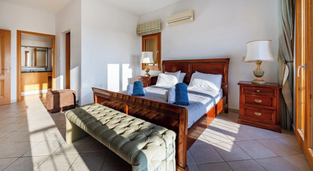 Villa 151 Luxury Villa - Private Pool and Tennis Court, Réserver Villa Cottages à Paphos, Cottage