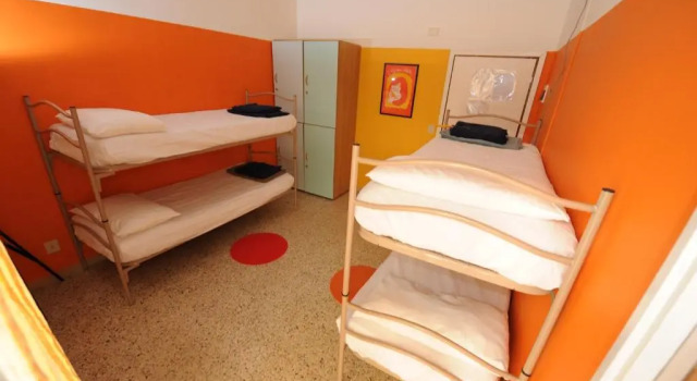Кровать в общем номере Sunflower Beach Backpacker Hostel & Bar