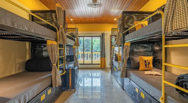 Кровать в общем номере с балконом и с видом на бассейн The Hosteller Lonavala, City Centre