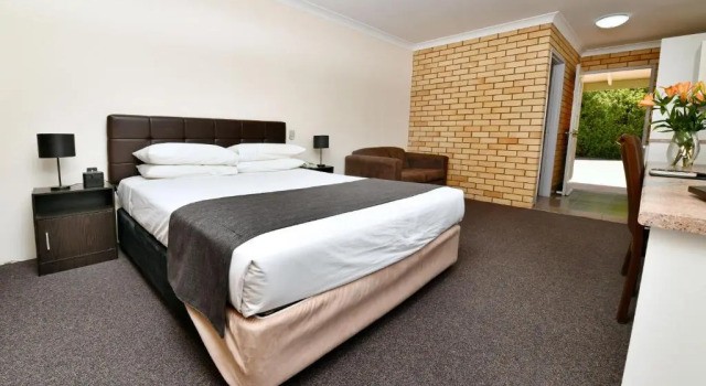 Номер Deluxe Burke and Wills Motor Inn