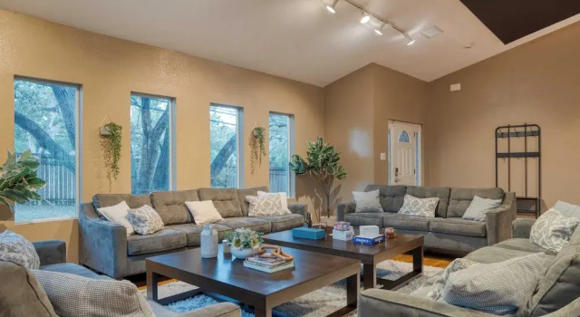 Sleeps 18! Game Room, Deck w/ Firepit, 5bdr, Casita Cedar & Stone by Avantstay, Rezerwuj Dom wakacyjny Austin Greater Austin