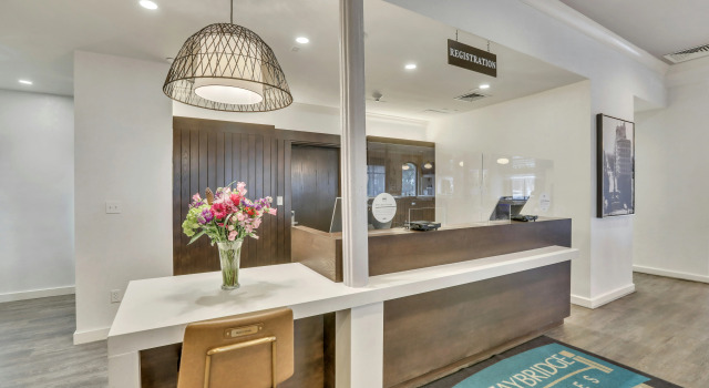Staybridge Suites Savannah Historic District by IHG, Забронировать Отель Саванна Джорджия