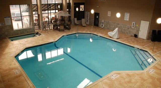 Четырёхместный номер Standard с видом на бассейн Express Suites Riverport Inn & Suites