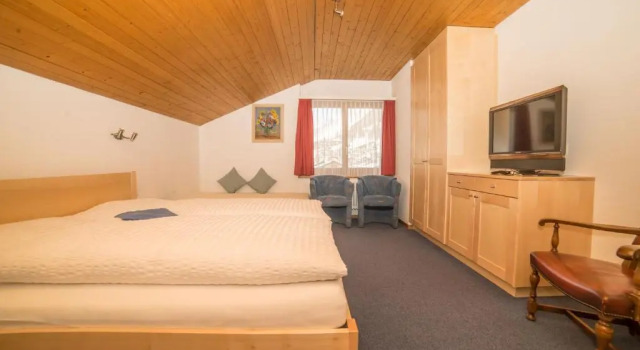 Трёхместный номер Standard Hotel Parnass