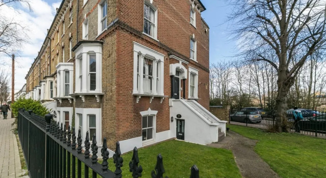 NEW Charming 2BD Basement Flat Heart of Battersea, Забронировать Отель Отели Англии 3 звезды, 3*