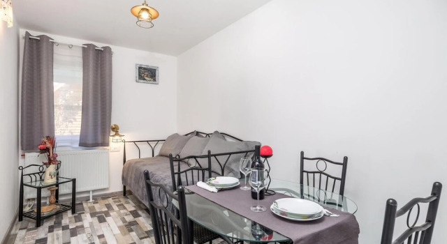 Awesome Home in Fuzine with Hot Tub, WiFi & 3 Bedrooms, Забронировать Отель Отели Приморско-Горанской жупания с парковкой, Парковка