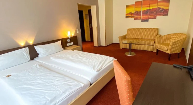 Четырёхместный семейный номер Standard Phönix Hotel