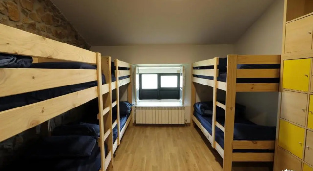 Кровать в общем номере Albergue La Incera