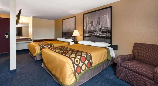 Четырёхместный номер Standard Sutton Suites Hotel