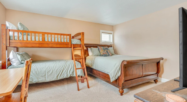 Fraser Townhome w/ Deck, 7 Mi to Winter Park!, Забронировать Апартаменты/квартира Отели Винтер Парка с парковкой, рядом с Общественный центр для отдыха Grand Park, Парковка