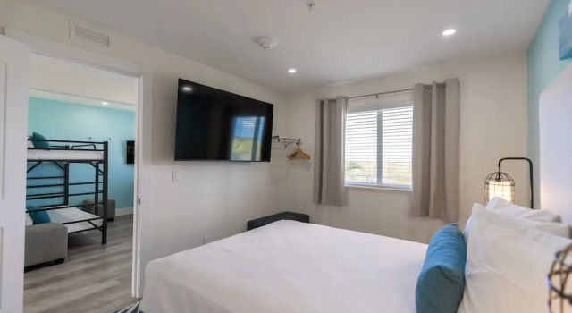 Люкс Deluxe с балконом Sugarloaf Key Hotel at KOA Resort