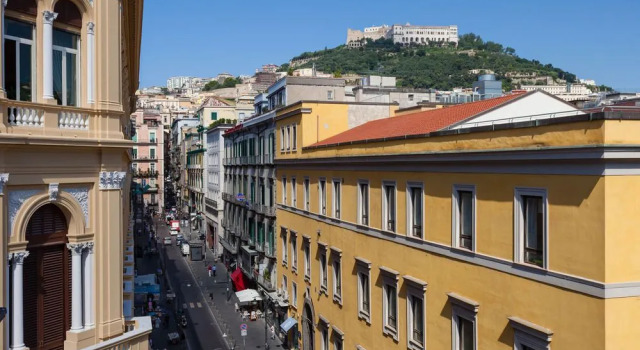 Al Maschio Angioino - Castel Nuovo, Buchen Sie Hotel Plebiscito Neapel