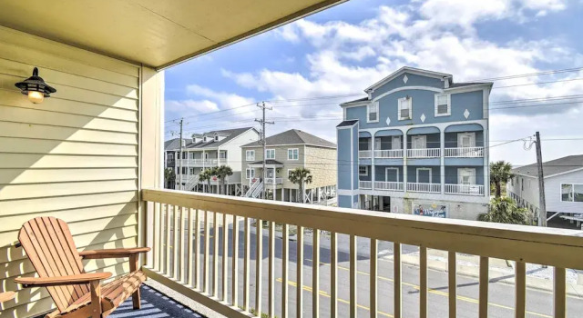 Walk to Beaches: North Myrtle Beach Condo!, Забронировать Апартаменты/квартира Отели Норт-Миртл-Бич с парковкой, рядом с Заповедник Расселл-Берджесс-Костал, Парковка
