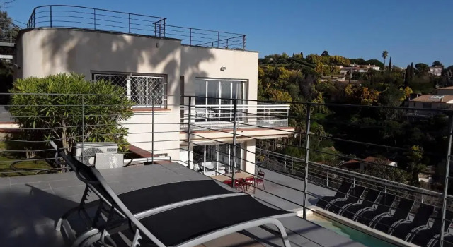 Вилла Cannes-SuperCannes-GolfeJuan--VILLA ALAMP--Vue mer exceptionnelle méditerranée et Cap dAntibes--4 à 6 chambres--6 SDB--7 WC--Piscine sans vis à vis--Superbe rooftop panoramique--Terrasses--Cuisine américaine--Grand Living 100m2--Courts séjours possibles