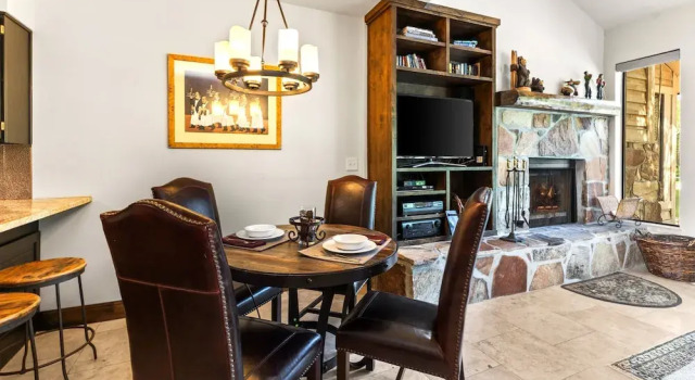 Queen Esther 2425 2 Bedroom Condo by RedAwning, Varaa Huoneisto Park City 