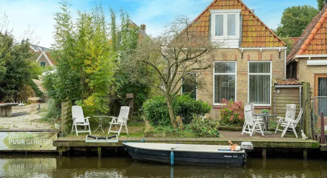 Коттедж с балконом Waterside Escape with Private Jetty
