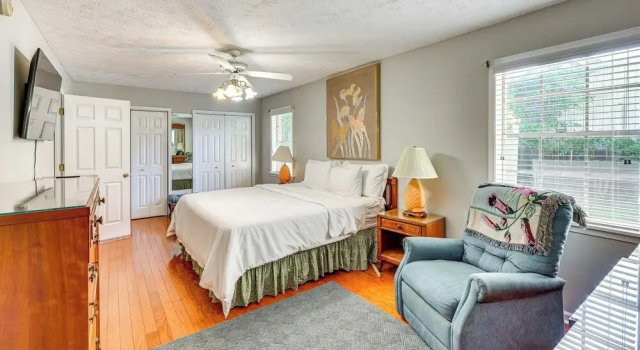 Коттедж с 4 комнатами Spacious Downtown Montgomery Home w/ Yard, Patio