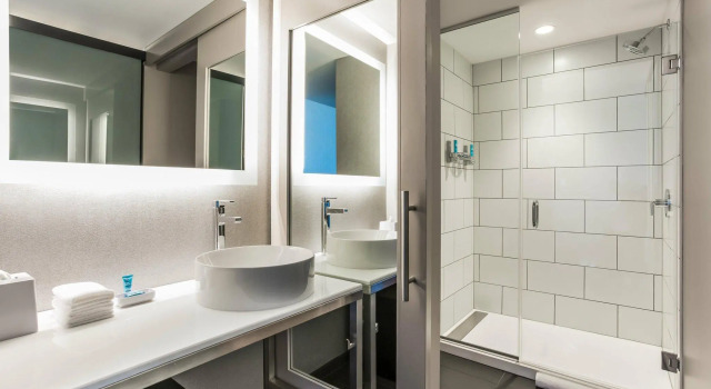 Четырёхместный номер Standard Aloft by Marriott Austin Downtown