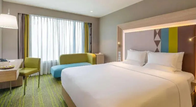 Двухместный номер Deluxe с балконом Novotel Manila Araneta City Hotel