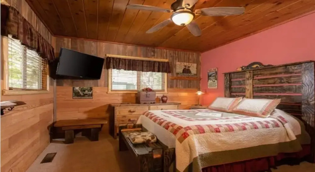 Hot Tub, Near Village/Lake - Kelly`s Kottage, Забронировать Отель Биг-Бэр-Лейк San Bernardino Mountains, рядом с Big Bear Queen Lake Tours