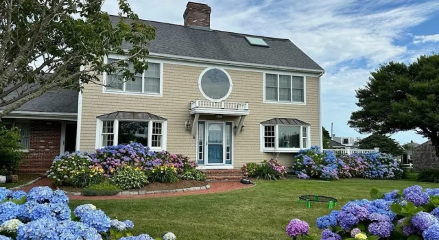 Коттедж Immaculate Waterfront Beach House 5 Bedroom Home by RedAwning