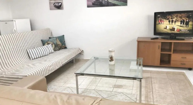 Апартаменты Renovated apt close to beach Wifi AC
