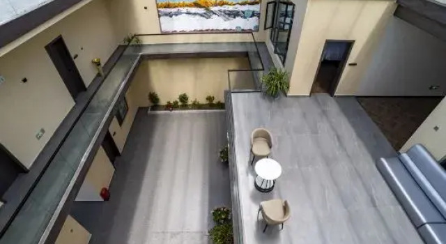 Floral Hotel · Vista Seek Oxygen-Rich View Hotel (Songzanlin Scenic Area Branch)