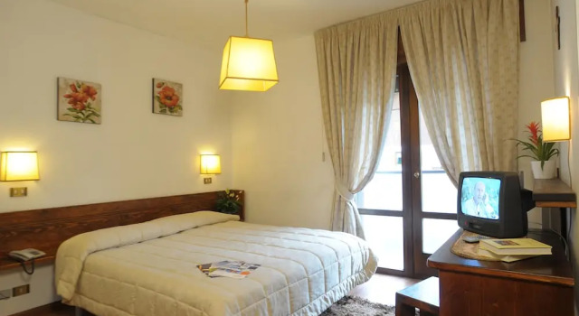 Четырёхместный семейный номер Standard с балконом Hotel Corona