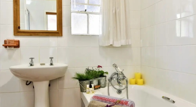 Коттедж c 1 комнатой с видом на сад Charming Yellowwood Cottage for 2 People in Spacious Garden!