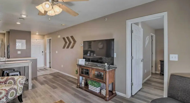 Modern Resort Condo ~ 3 Mi to Branson Landing, Забронировать Курортный отель Отели Table Rock Lake с парковкой, Парковка
