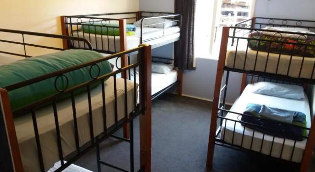 Кровать в общем номере Annies Nirvana Lodge Backpackers