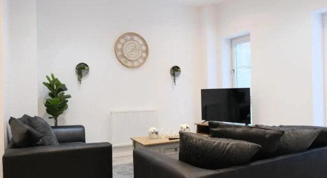 Modern House & Contractors & City Centre & Free Parking