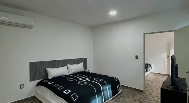 Кровать в общем номере Blue Inn Hotel & Suites