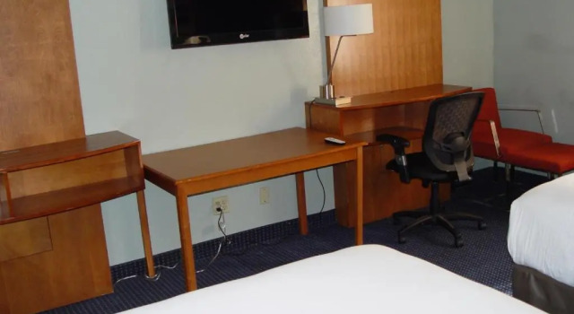 Четырёхместный номер Superior SureStay Plus Hotel by Best Western Bakersfield North