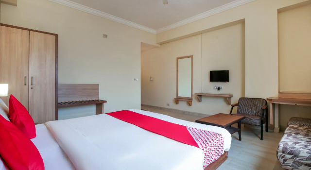 OYO 10924 Hotel Janpath, Забронировать Отель Отели Бангалора 3 звезды, рядом с Ботанический сад Лалба, 3*