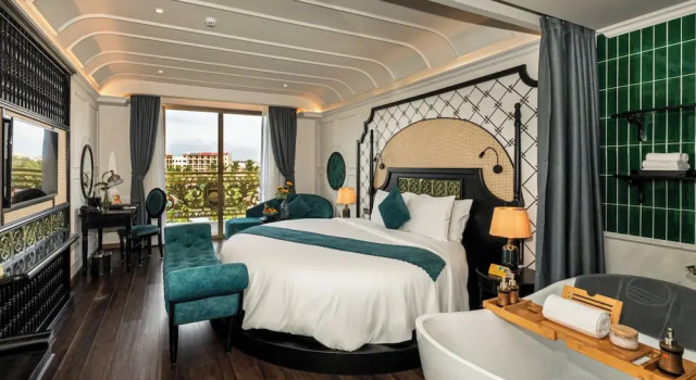 Двухместный люкс Signature с балконом Grand Sunrise Palace Hoi An- A Luxury Indochine Hotel & Spa