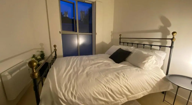 Central, modern and peaceful, lovely Cathedral views, two-bed apartment with 40" smart TV & free onsite parking, Varaa Huoneisto Asunnot kohteessa Merseyside, Huoneisto
