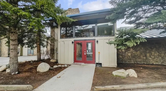 A304 Lake Cliffe 2 Bedroom Condo by RedAwning, Rezerwuj Apartament Hotele w Dillon z parkingiem, Parking