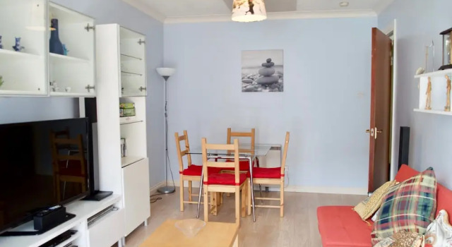 2 Bedroom Edinburgh Flat With Castle Views, Забронировать Апартаменты/квартира Отели Эдинбурга с парковкой, рядом с Bedlam Paintball, Парковка