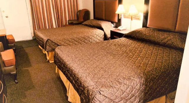 Четырёхместный номер Standard Red Carpet Inn & Suites