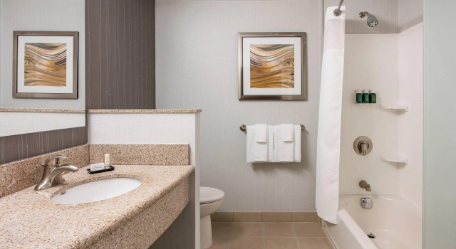 Четырёхместный номер Standard Courtyard by Marriott Edmonton West